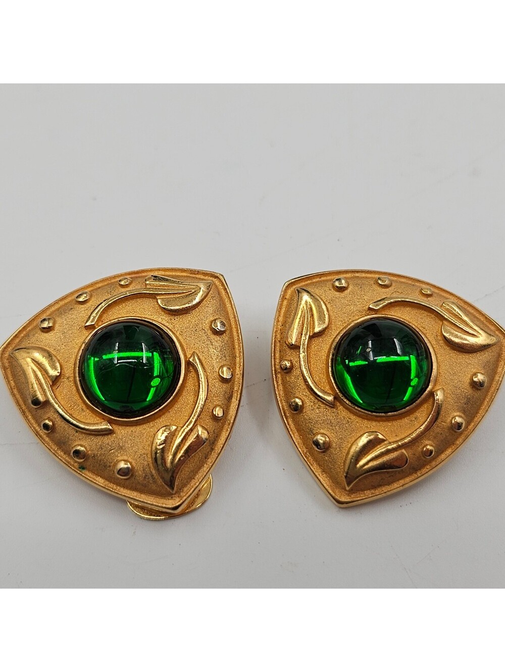 Vintage Alfred Sung Earrings Gold Tone Emerald Green Glass Cabochon Clip On READ